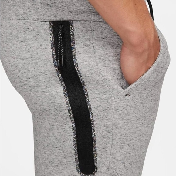 Nike Sportswear Tech Fleece Pants Men's Sz M DR9162-010 Joggers Gym Streetwear - Picture 3 of 16